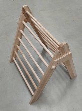 Aufgestelltes klappbares Kletterdreieck aus Buche mit Holzsprossen